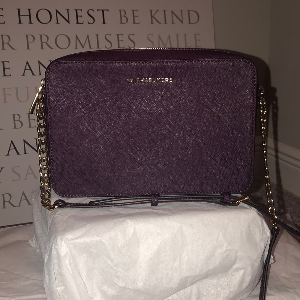 Micheal Kors  large EW jet set traveler crossbody